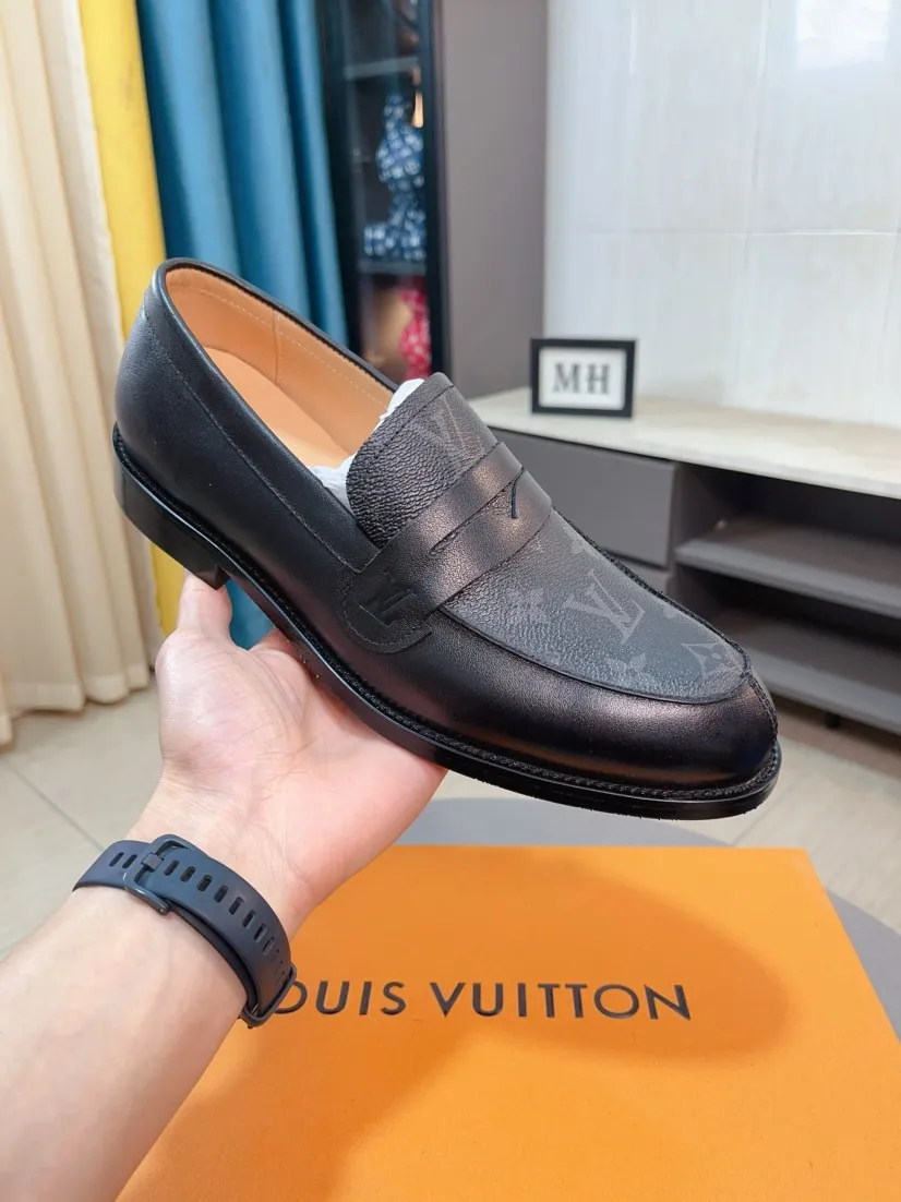Men's Men's Shoes 💰500🌸🌸【LV】Louis Vuitton's new open-edge pigskin shoes are the most popular classic. Synchronized with the official website, the upper adopts Italian imported upper embossing➕comfortable cowhide lining, fashionable atmosphere, unique brand and unique craftsmanship. Highlighting the hot style of the new year. Stop hesitating, stop wandering, get it now. Code number: 38--44